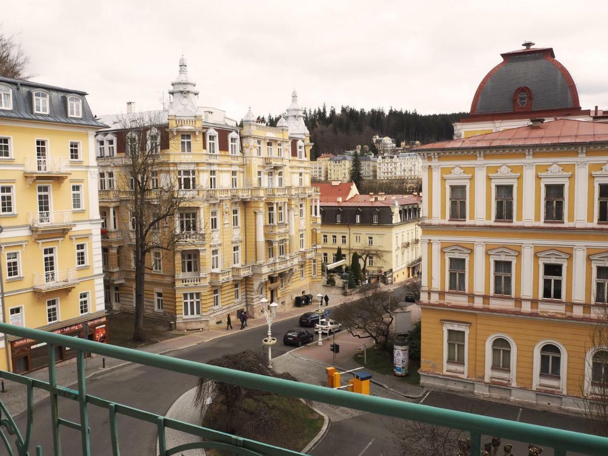 Balconies Above Colonnade Marianske Lazne Exterior foto