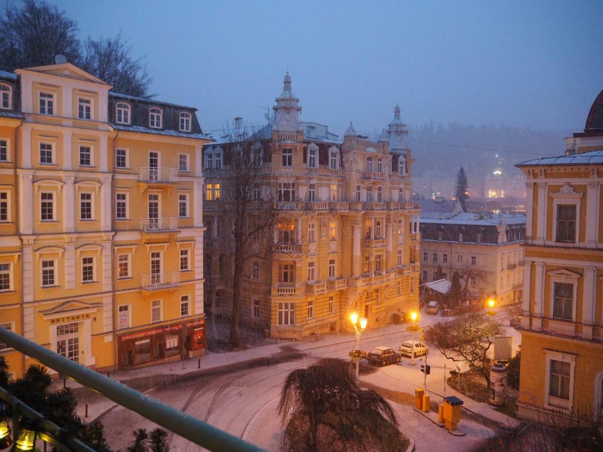 Balconies Above Colonnade Marianske Lazne Exterior foto